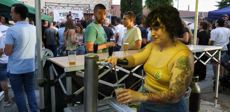 Torregutiérrez se llenó de ritmo y animación en su V Feria de la Cerveza Artesana
