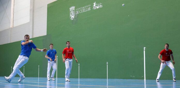 Disputa de una de las semifinales del Festival del Pelota Mano en Cuéllar en 2024. | Foto: Gabriel Gómez |