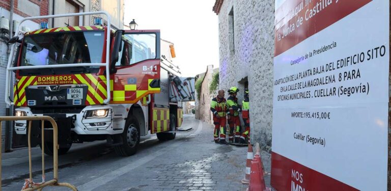 Los bomberos de la Diputación extinguen un incendio en el edificio en obras anexo al Albergue de la Magdalena