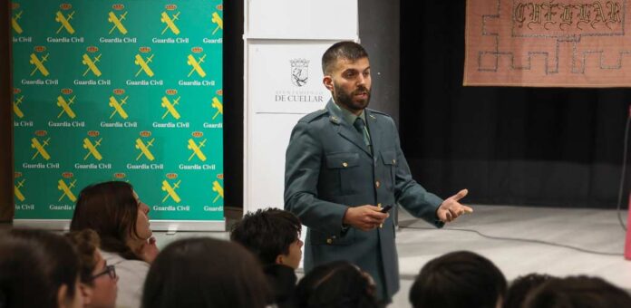 Un guardia explica el proceso para incorporarse a la Guardia Civil. | Foto: Gabriel Gómez |
