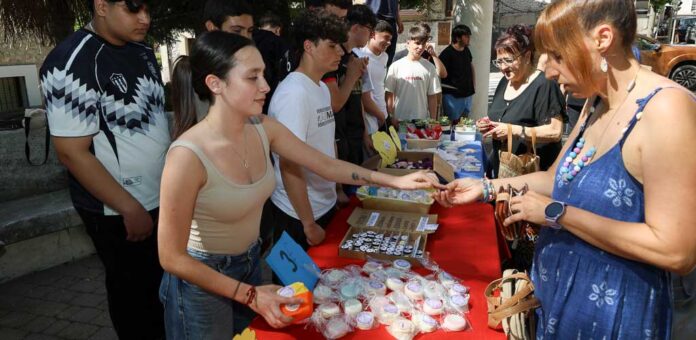 Mercadillo solidario del instituto Marqués de Lozoya con un puesto en el mercado semanal de los Paseos de San Francisco. | Foto: Gabriel Gómez |
