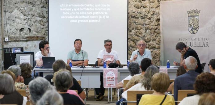 Mesa redonda organizada por la plataforma Cuéllar STOP Biogás a la que acudieron representantes de IU y PSOE. | Foto: Gabriel Gómez |