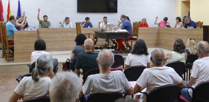 PSOE y PP votan contra la moción presentada por IU en nombre de la plataforma Cuéllar STOP Biogás para declarar la villa libre de macroplantas de biogás. | Foto: Gabriel Gómez |
