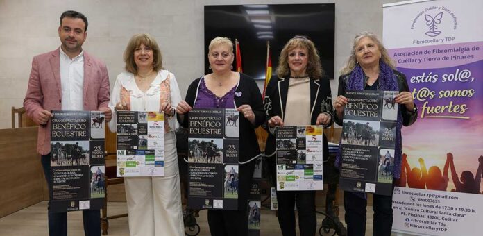 Presentación del festival benéfico ecuestre organizado por la Asociación Fibromialgia Cuéllar y Tierra de Pinares. | Foto: Gabriel Gómez |