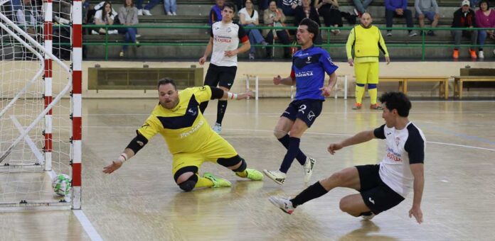 Partido entre el Racing Cuéllar y El Espinar Arlequin. | Foto: Gabriel Gómez |