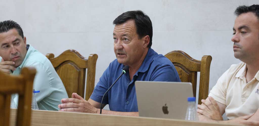 El concejal de Medioambiente del Ayuntamiento de Cuéllar, Tomás Marcos, durante el pleno del 28-5-2026. | Foto: Gabriel Gómez |