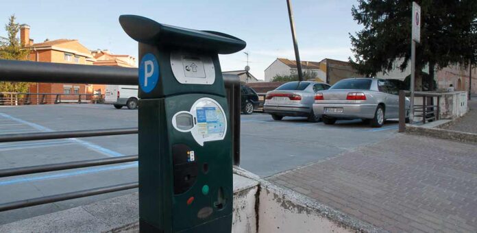 Aparcamiento ORA sobre la Estación de Autobuses de Cuéllar. | Foto: Gabriel Gómez |