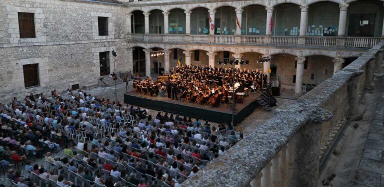 El Patio de Armas del Castillo ovacionó en pie la puesta en escena de «Carmina Burana»
