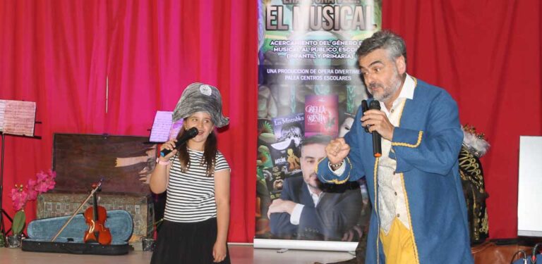El tenor Andoni Martínez acercó los musicales a los alumnos del colegio San Gil de Cuéllar