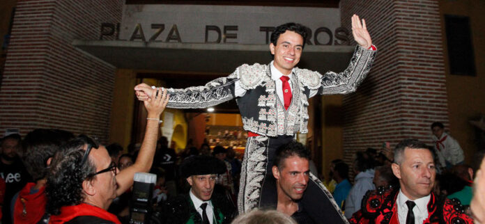 El diestro Juan de Castilla sale a hombros de la plaza fe toros de Cuéllar en 2023. | Foto: Gabriel Gómez |