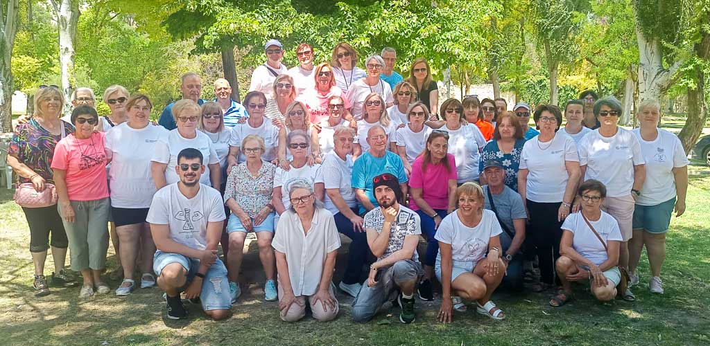 encuentro-voluntarios-cuellar-2026-ES-MR_0058 Algunos de los voluntarios reunidos en el encuentro posan en el parque de la Huerta del Duque. | Foto: esCuellar |