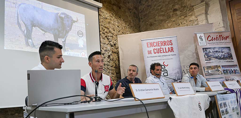 presentacion-cartel-reses-encierros-cuellar-2026-ES-GGG_3870 Acto de presentación del cartel editado por la Asociación Encierros de Cuéllar con la reses que participarán en los Encierros de Cuéllar de 2026. | Foto: Gabriel Gómez |