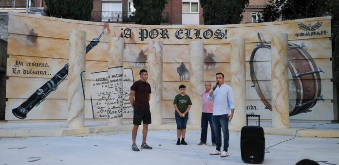 Presentación del mural conmemorativo del centenario del «A por Ellos», en la Huerta de la Alegría. | Foto: Gabriel Gómez |