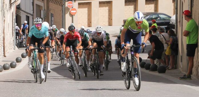 Final de la segunda etapa de la Vuelta Ciclista a Castilla y León Élite y Sub-23 con llegada en Cuéllar. | Foto: Nuria Pascual |