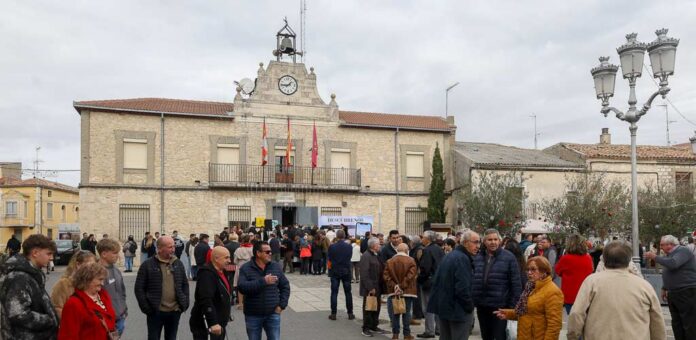 Ayuntamiento de Cogeces del Monte, en la plaza de la Constitución. | Foto: Gabriel Gómez |