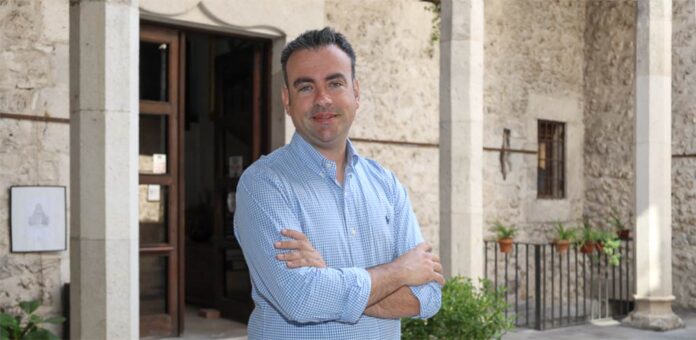 El alcalde de Cuéllar, Carlos Fraile, en el patio del Ayuntamiento. | Foto: Gabriel Gómez |