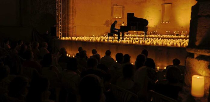 Concierto «Piano y Candelas» de Rafael Montalvo en tributo a Ludovico Einaudi, en la iglesia de San Francisco de Cuéllar. | Foto: Gabriel Gómez |