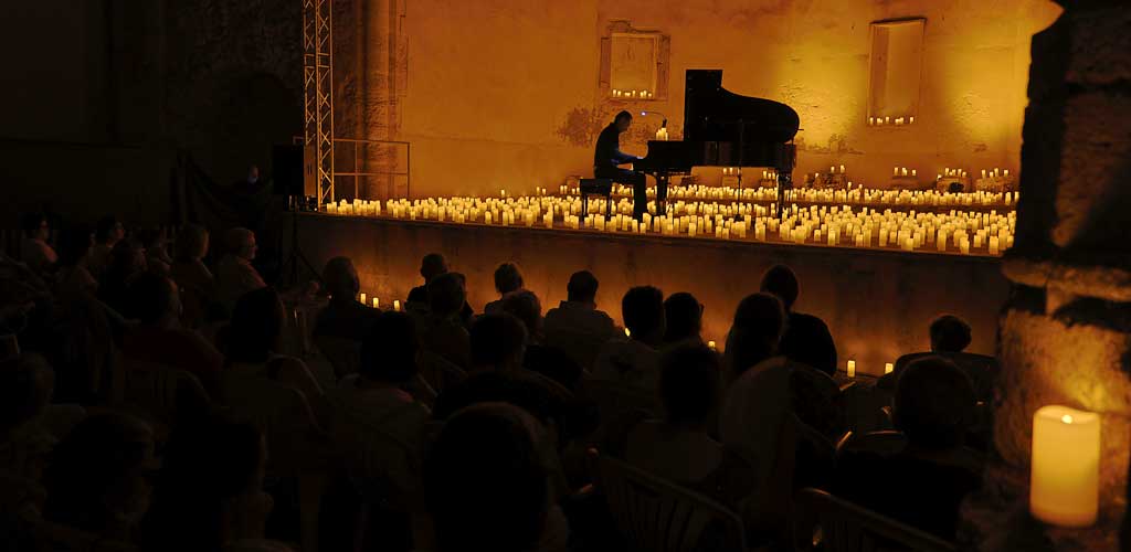 concierto-piano-candelas-cuellar-8-2026-ES-GGG_7034 Concierto «Piano y Candelas» de Rafael Montalvo en tributo a Ludovico Einaudi, en la iglesia de San Francisco de Cuéllar. | Foto: Gabriel Gómez |