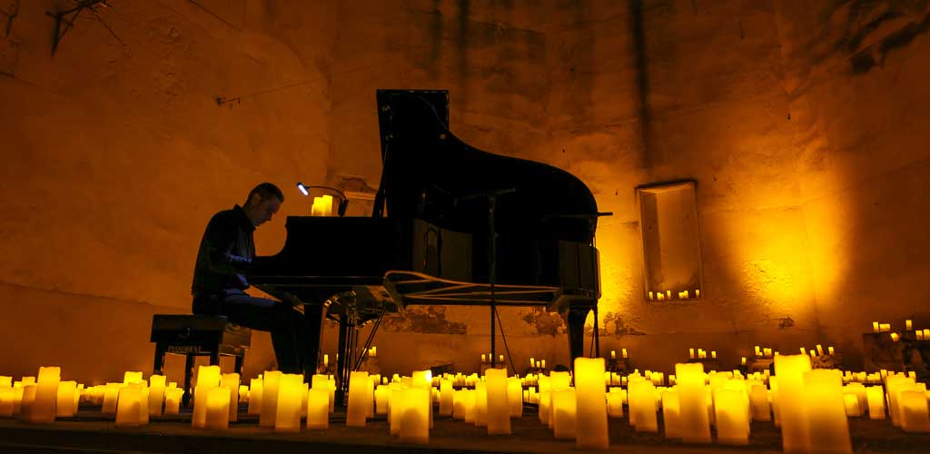 concierto-piano-candelas-cuellar-8-2026-ES-GGG_7051 Concierto «Piano y Candelas» de Rafael Montalvo en tributo a Ludovico Einaudi, en la iglesia de San Francisco de Cuéllar. | Foto: Gabriel Gómez |
