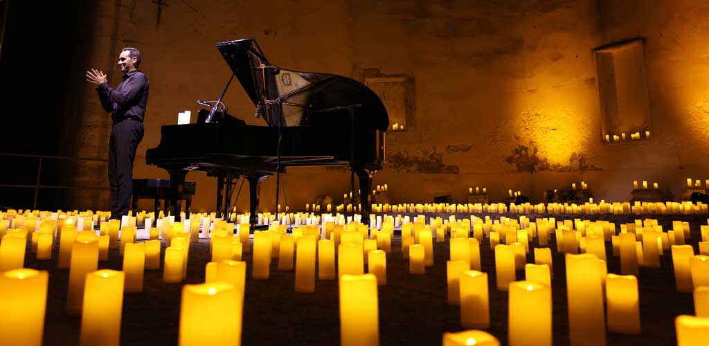 concierto-piano-candelas-cuellar-8-2026-ES-GGG_7058 Concierto «Piano y Candelas» de Rafael Montalvo en tributo a Ludovico Einaudi, en la iglesia de San Francisco de Cuéllar. | Foto: Gabriel Gómez |