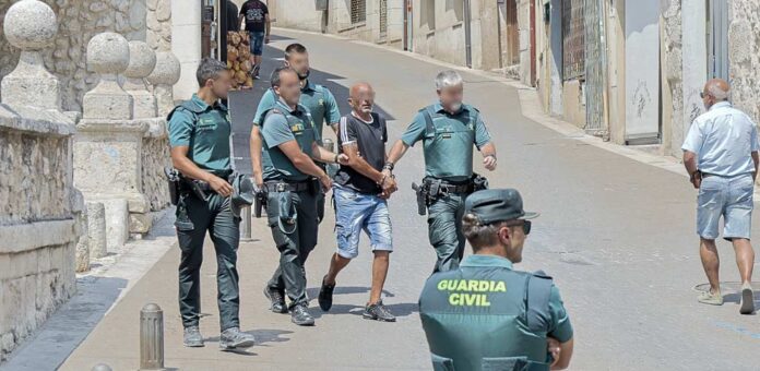 El detenido por violencia de género sale del juzgado de Cuéllar esposado y custodiado por la Guardia Civil. | Foto: Gabriel Gómez |