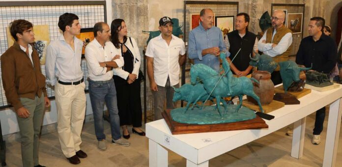 Exposición de Dyango Velasco y Jesús Calvo «Tomillo» organizada por la Peña Taurina El Encierro en las fiestas de Cuéllar de 2026. | Foto: Gabriel Gómez |