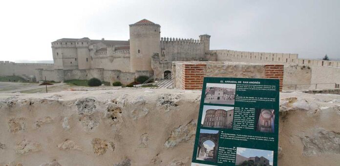 Vista del Castillo de Cuéllar desde la muralla sobre la puerta de San Basilio. | Foto: Gabriel Gómez |