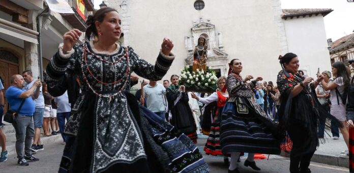 Procesión Bajada de la Virgen del Rosario en el miércoles previa las fiestas de Cuéllar de 2026. | Foto: Gabriel Gómez |