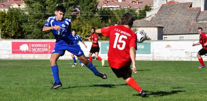 Partido entre el CD Cuéllar y el CP Sepúlveda disputado en el campo de Santa Clara en septiembre de 2026. | Foto: Darío Cachorro |
