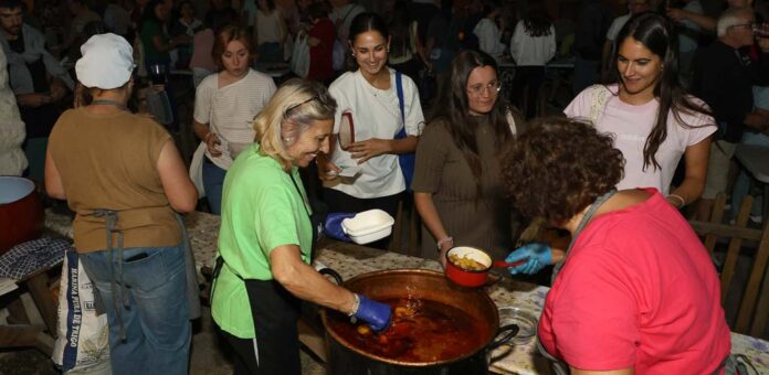 Degustación popular de patatas con carne en el barrio de El Salvador durante la fiesta de El Henarillo 2026. | Foto: Gabriel Gómez |