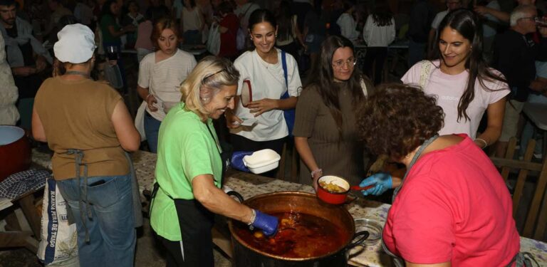 El barrio de El Salvador despidió sus fiestas ofreciendo más de 500 raciones de patatas con carne