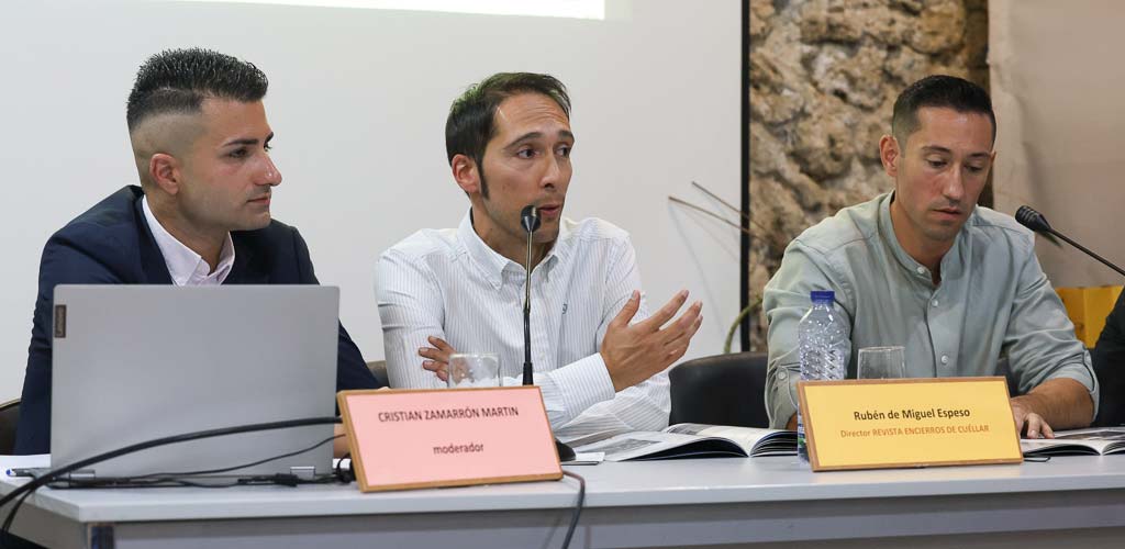 Entrega del Trofeo a la Mejor Ganadería de los Encierros de Cuéllar 2026 y presentación de la revista resumen de las fiestas. | Foto: Gabriel Gómez |