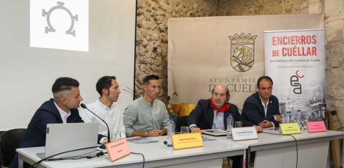 Entrega del Trofeo a la Mejor Ganadería de los Encierros de Cuéllar 2026 y presentación de la revista resumen de las fiestas. | Foto: Gabriel Gómez |