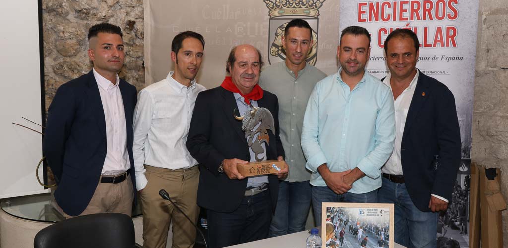 revista-trofeo-asociacion-encierros-cuellar-2026-ES-GGG_6565 Entrega del Trofeo a la Mejor Ganadería de los Encierros de Cuéllar 2026 y presentación de la revista resumen de las fiestas. | Foto: Gabriel Gómez |