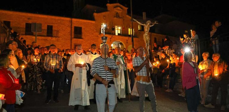 La luz del Rosario de Antorchas iluminó la pradera de El Henar