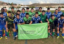 El CD Cuéllar se estrena con un triunfo contundente ante el Claret CD Cuéllar Balompié y CD Claret posan antes del partido en Santa Clara con una pancarta contra el cáncer. | Foto: Darío Cachorro |
