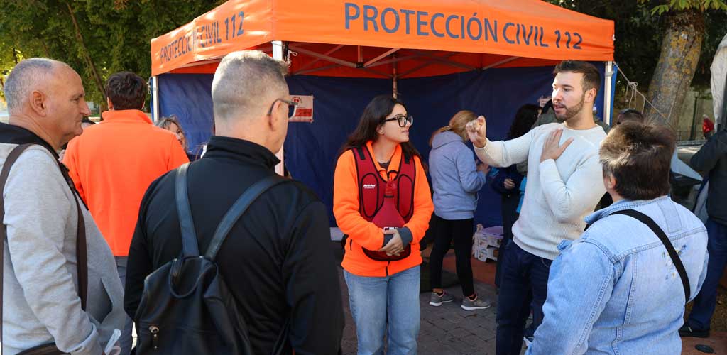 formacion-RCP-mercado-2026-ES-GGG_8099 Un equipo de Atención Primaria del Centro de salud de Cuéllar explica a ciudadanos en el mercado de la villa cómo actuar frente a un atragantamiento. | Foto: Gabriel Gómez |