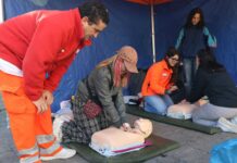 Vecinos de la villa y su comarca aprenden como actuar ante un atragantamiento Un equipo de Atención Primaria del Centro de salud de Cuéllar explica a ciudadanos en el mercado de la villa cómo efectuar una RCP (Reanimación Cardio Pulmonar). | Foto: Gabriel Gómez |
