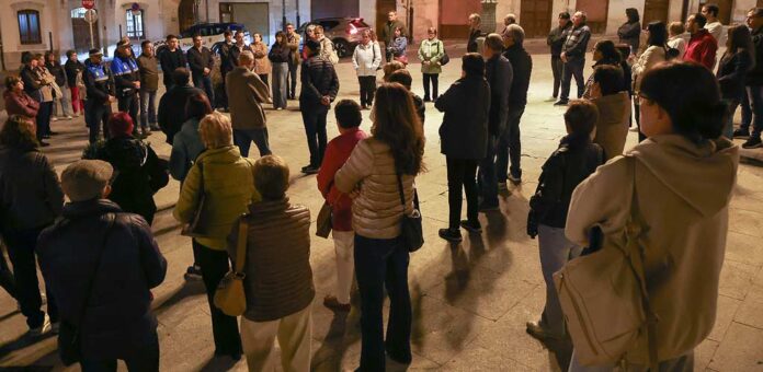 Minuto de silencio en la plaza Mayor de Cuéllar por el accidente ferroviario de Toledo. | Foto: Gabriel Gómez |