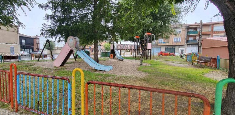 El Ayuntamiento licita la renovación del parque infantil de la calle Ramón Montalvillo