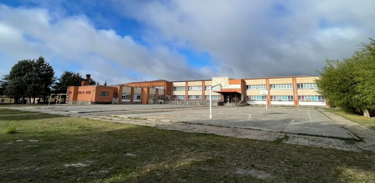 El Ayuntamiento de Cuéllar invertirá 50.000 euros en la renovación de las pistas deportivas del CEIP San Gil