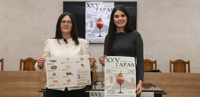 La concejala de Desarrollo Económico, Lucía Arranz (izquierda), y la técnica Rosa Quintanilla durante la presentación del XXV Concurso de Tapas Villa de Cuéllar. | Foto: Gabriel Gómez |