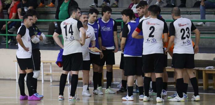 Equipo del Racing Cuéllar durante un tiempo muerto. | Foto: Gabriel Gómez |